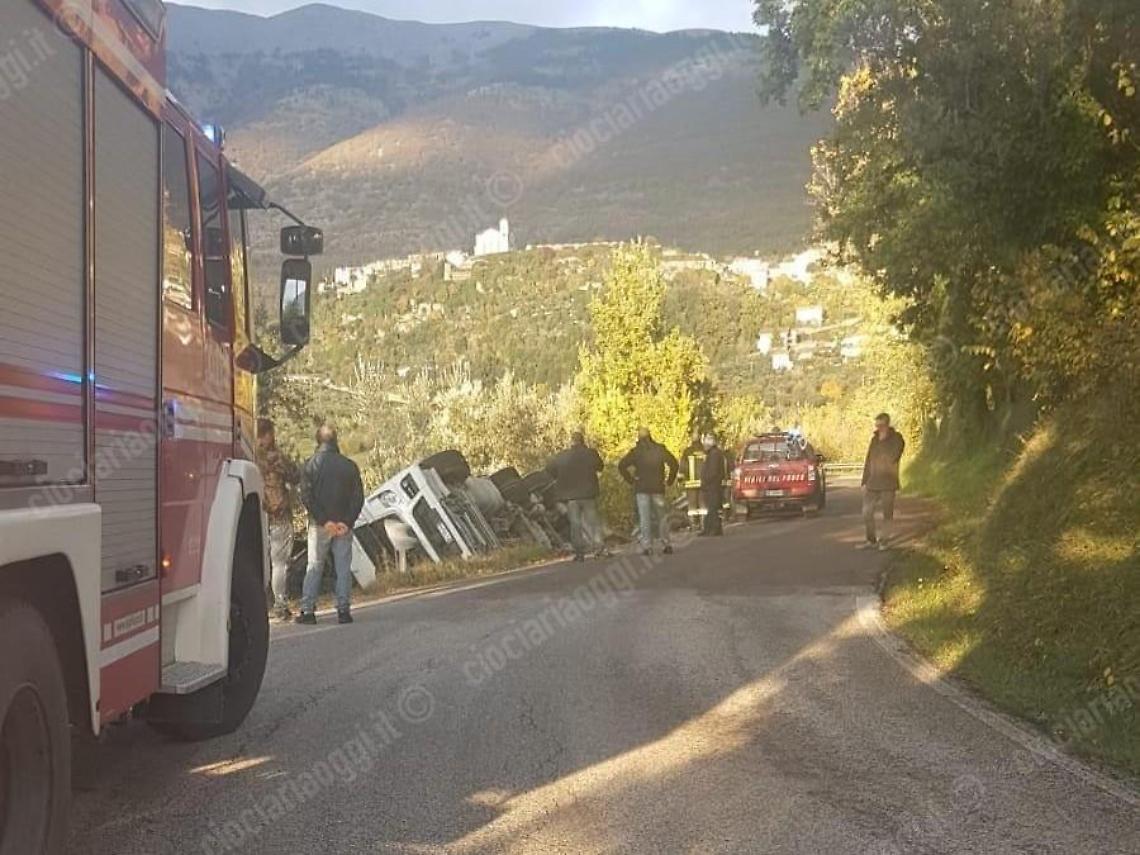 Autocarro si ribalta lungo una strada di campagna: tragedia sfiorata