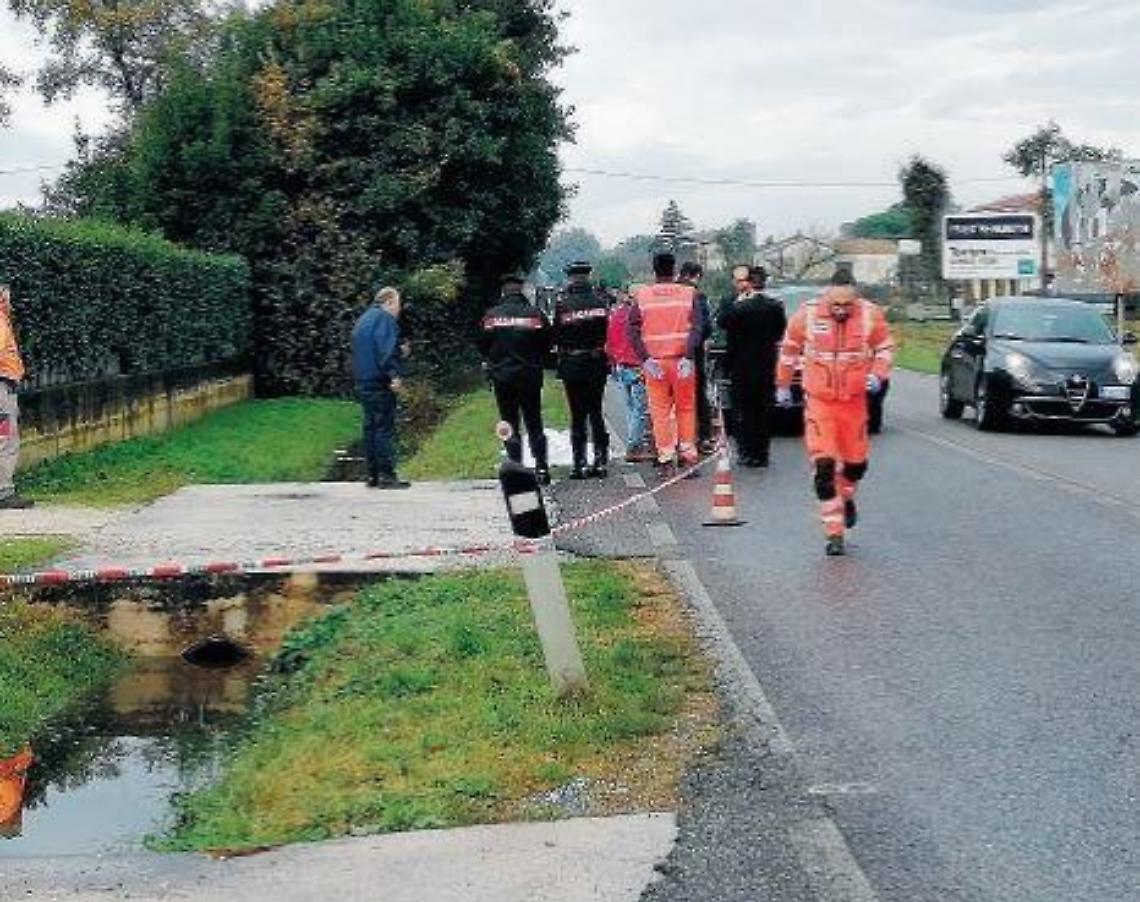 Cadavere trovato in una cunetta: preso il pirata della strada