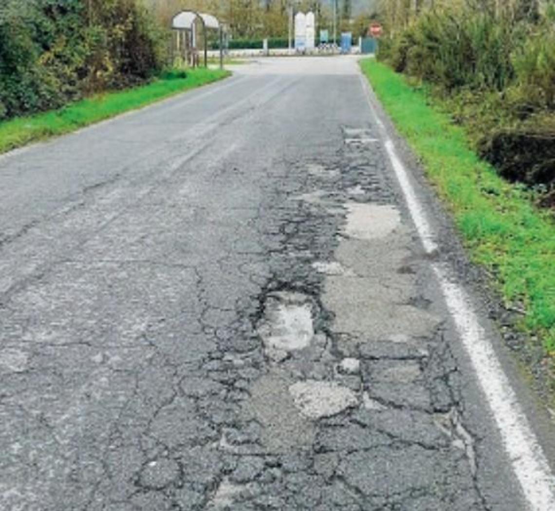Via dei santi impraticabile, tra buche e incidenti: l'appello per la sicurezza
