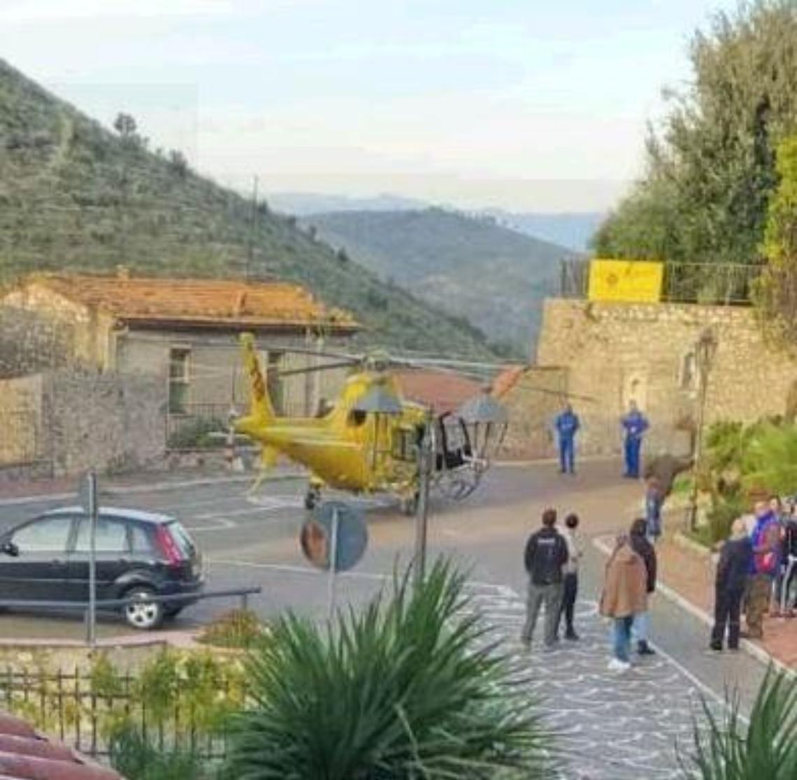 Cade dal tetto mentre pulisce la grondaia: sta meglio il giovane operato ieri