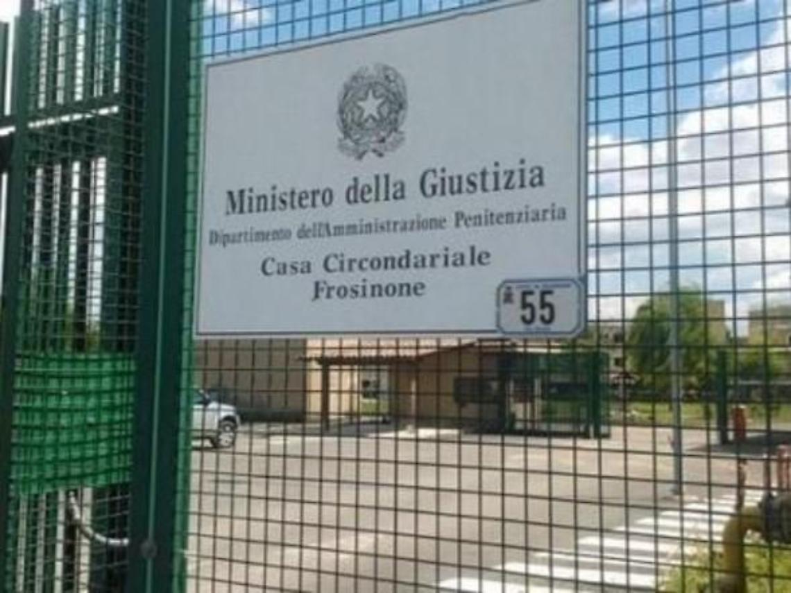 Aggressione in carcere: detenuto minaccia agente con un pezzo di vetro