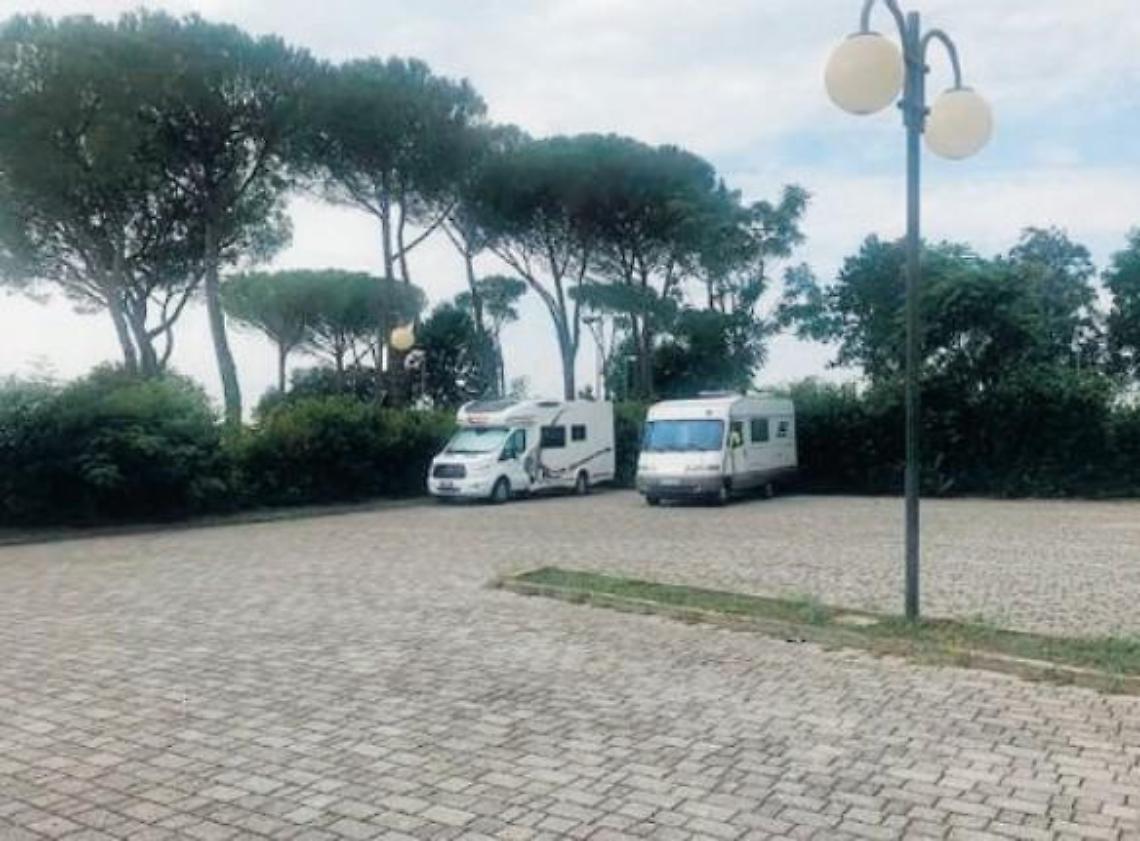 Dorme in auto al buio di un piazzale: una triste storia di indifferenza