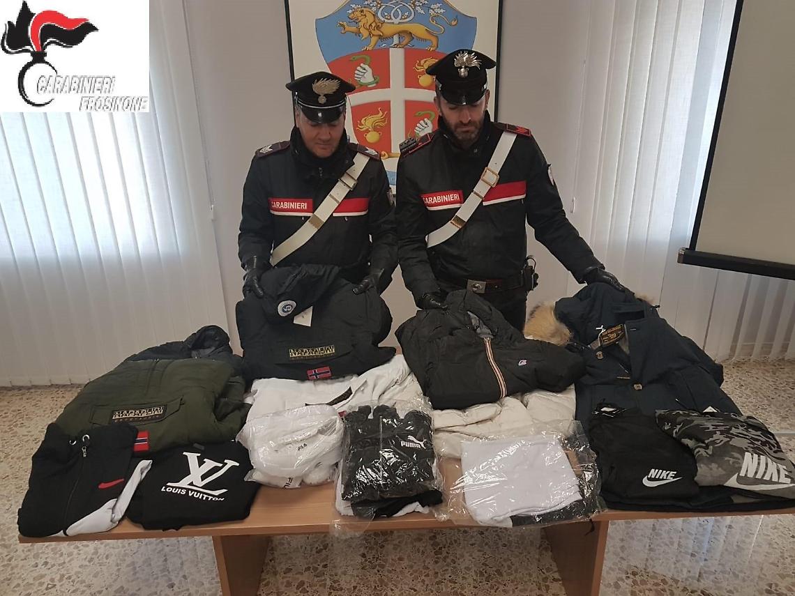 In giro con capi di abbigliamento contraffatti in auto: 34enne nei guai