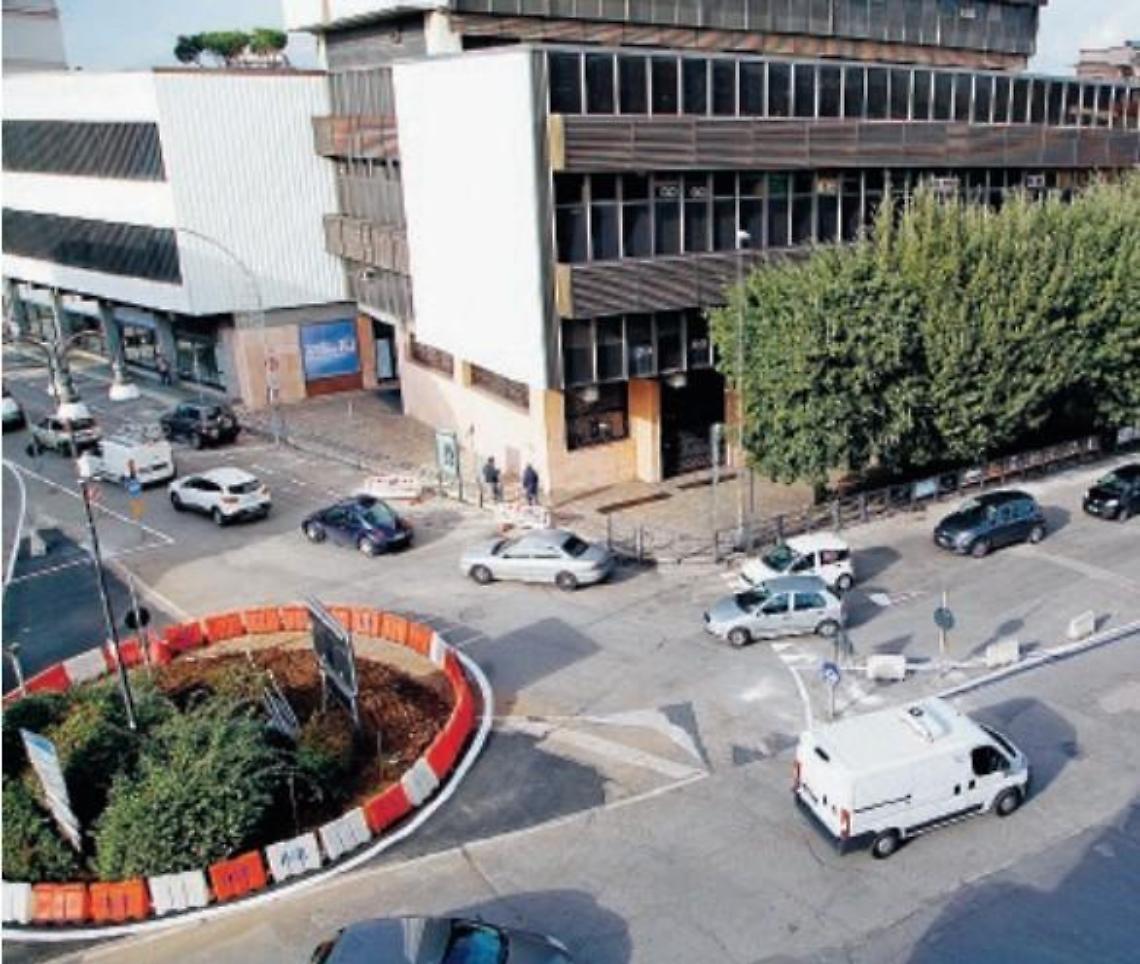 Caos al debutto delle rotatorie: De Matthaeis bloccata tra file e proteste
