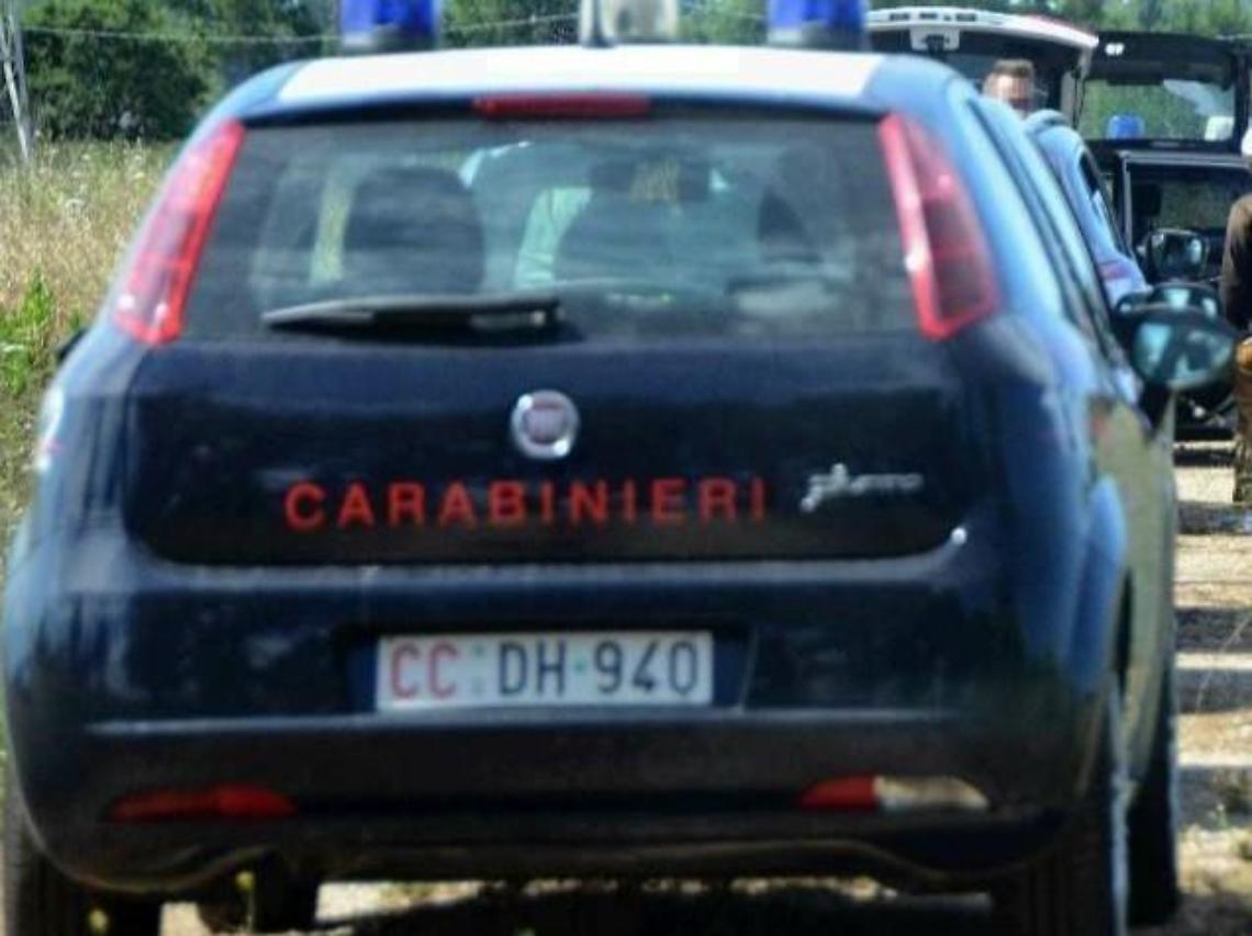 Piomba in caserma ed è caos: urla e calci. Arrestata per la settima volta