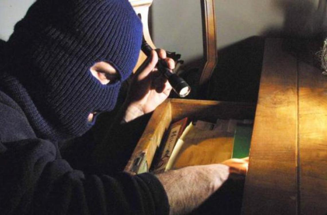 Doppio colpo contro i ladri: scovato armamentario da rapina, scattano le denunce