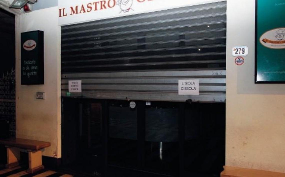 Negozi chiusi e insegne spente in via Moro contro l'isola pedonale: la protesta