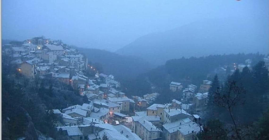 Neve in Ciociaria e meteo in picchiata: imbiancati Campo Staffi e Campo Catino