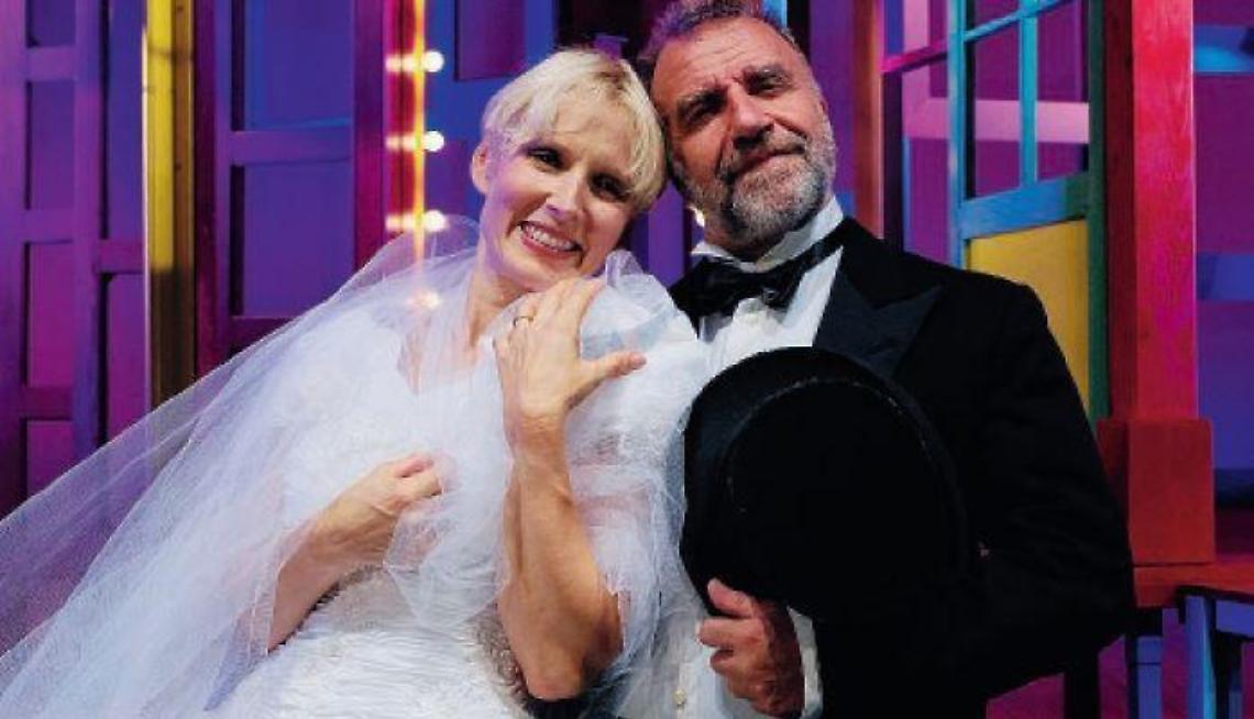 Teatro, "Alle cinque da me". Uomini e donne alla ricerca dell'amore