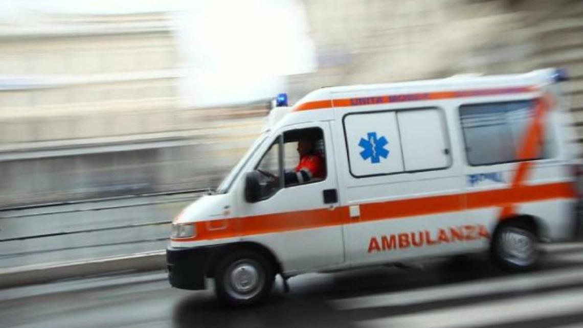 Malore sul campo di calcio: giovane avvocato si accascia a terra, è grave