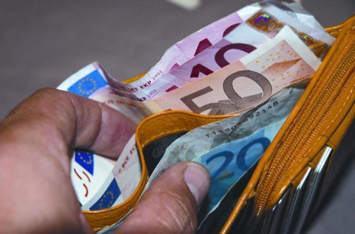 Truffano negozianti con banconote da venti euro contraffatte: arrestati