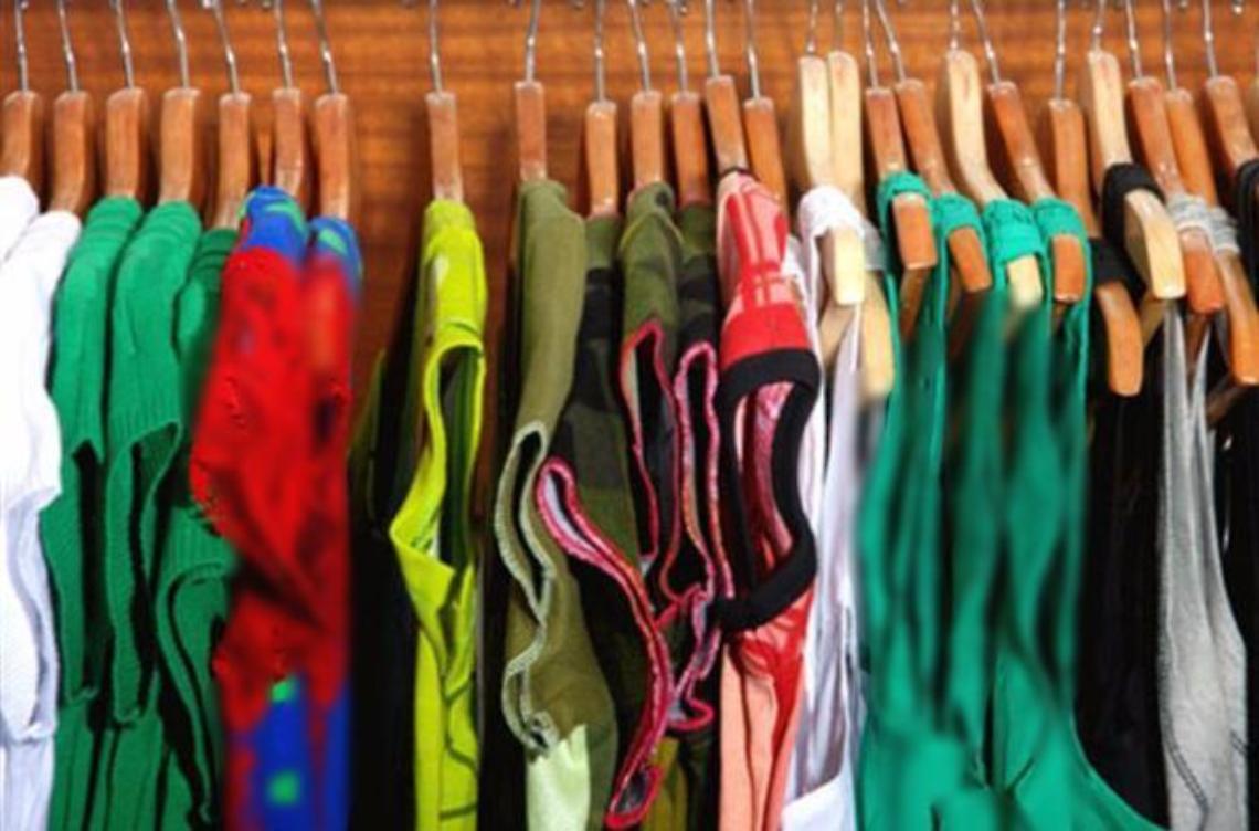 Solidarietà, alimenti e abbigliamento gratuiti per i bisognosi