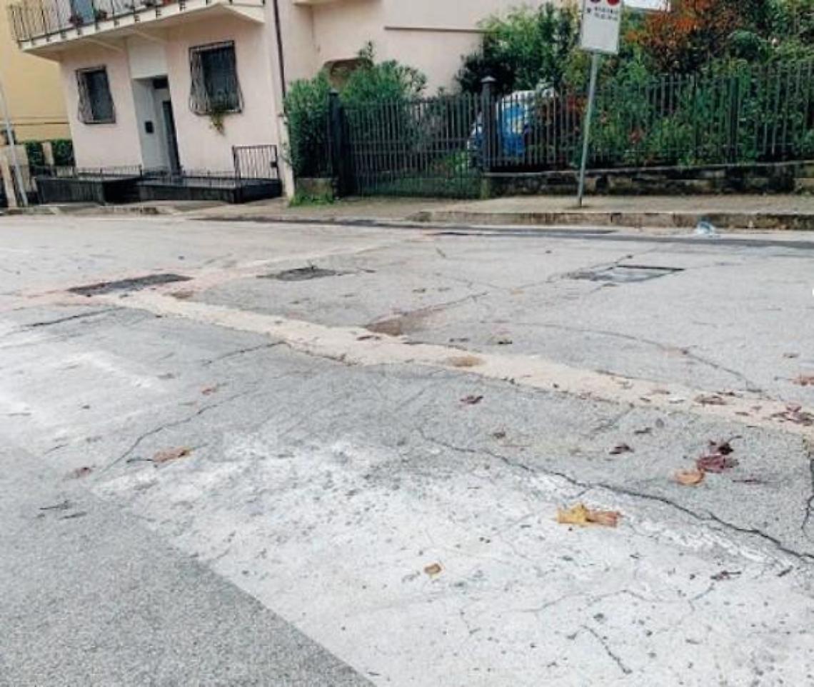 Strade asfaltate da poco e già piene di buche: esplode la protesta dei cittadini