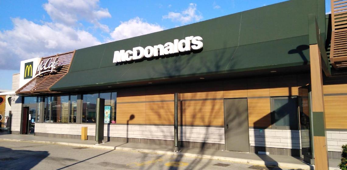 Rapina a mano armata al Mc Drive: due banditi in azione con una pistola