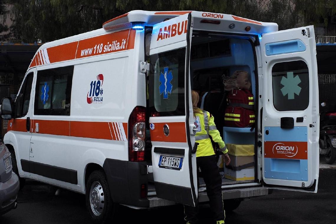 Non riesce a frenare la bici e si schianta su una cabina Enel: muore un giovane