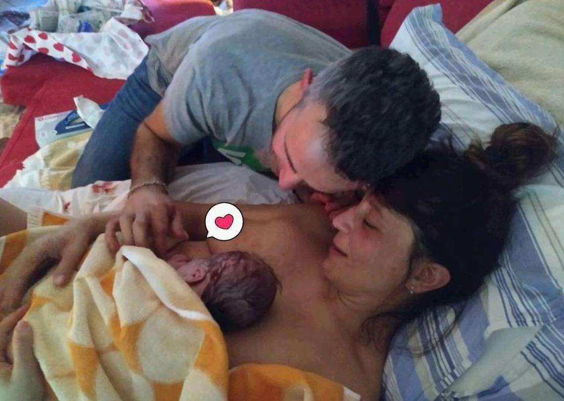 Ludovico, il primo vagito nel salone di casa sotto l'albero di Natale