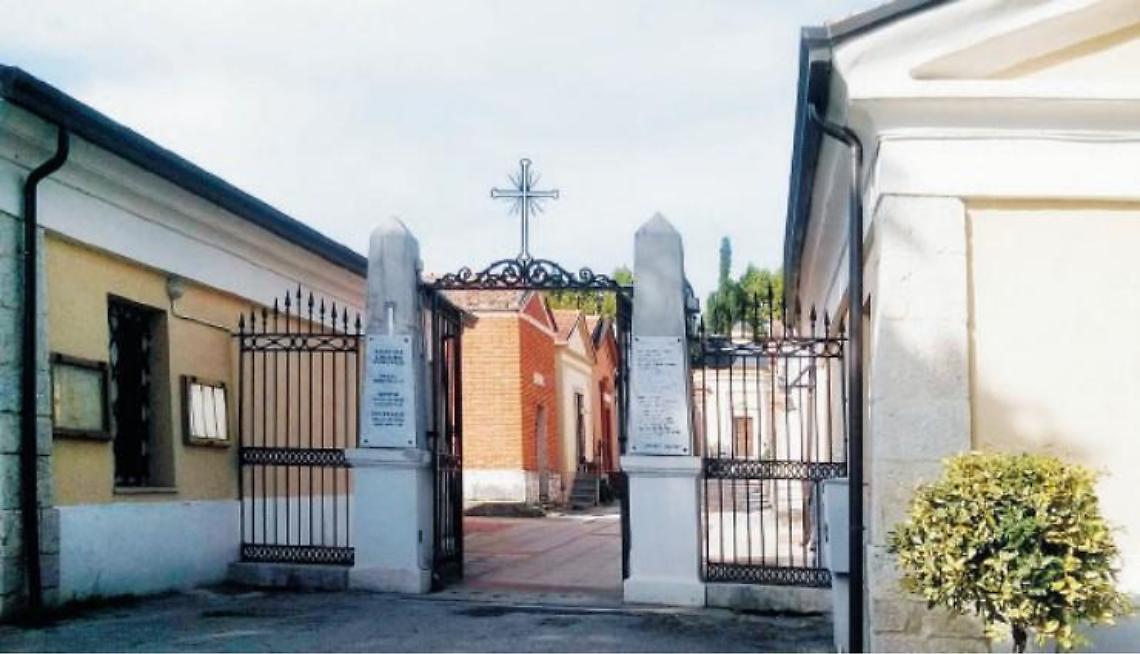 Agenzia funebre rimuove le corone di un defunto senza permesso: caos al cimitero