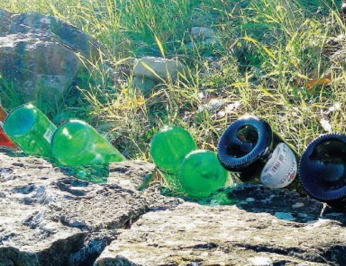Ferentino, bottiglie abbandonate: il fenomeno non si arresta