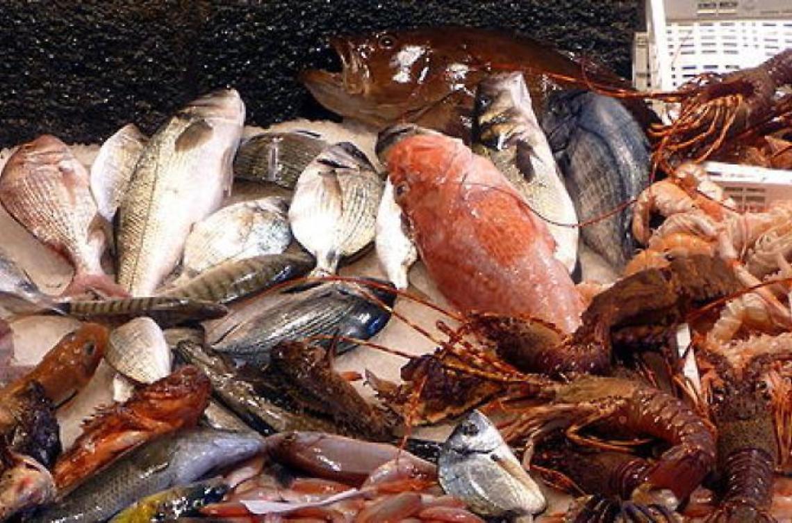 Pescherie nel mirino dei Forestali: sequestrato pesce non a norma e un arresto