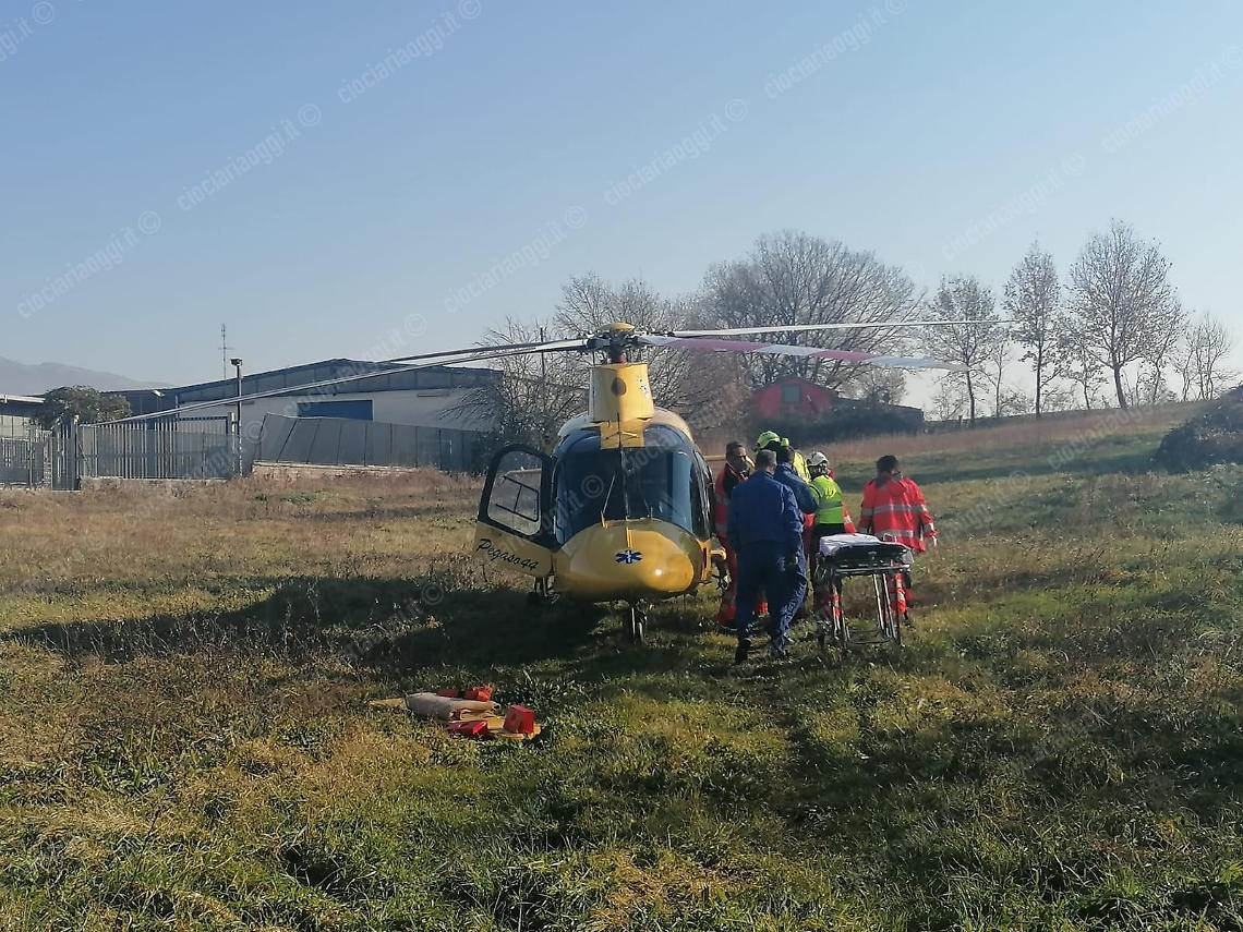 Travolto e schiacciato da pannelli di cartongesso: uomo elitrasportato d'urgenza