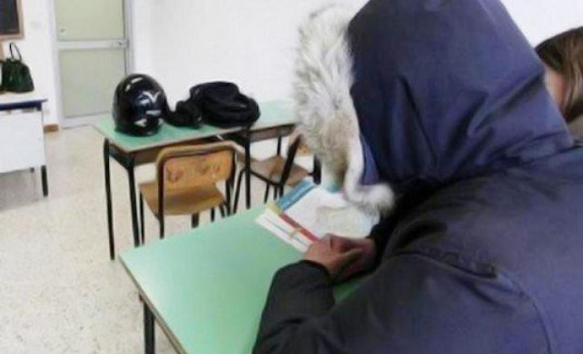Termosifoni in tilt e aule fredde: i liceali disertano le lezioni