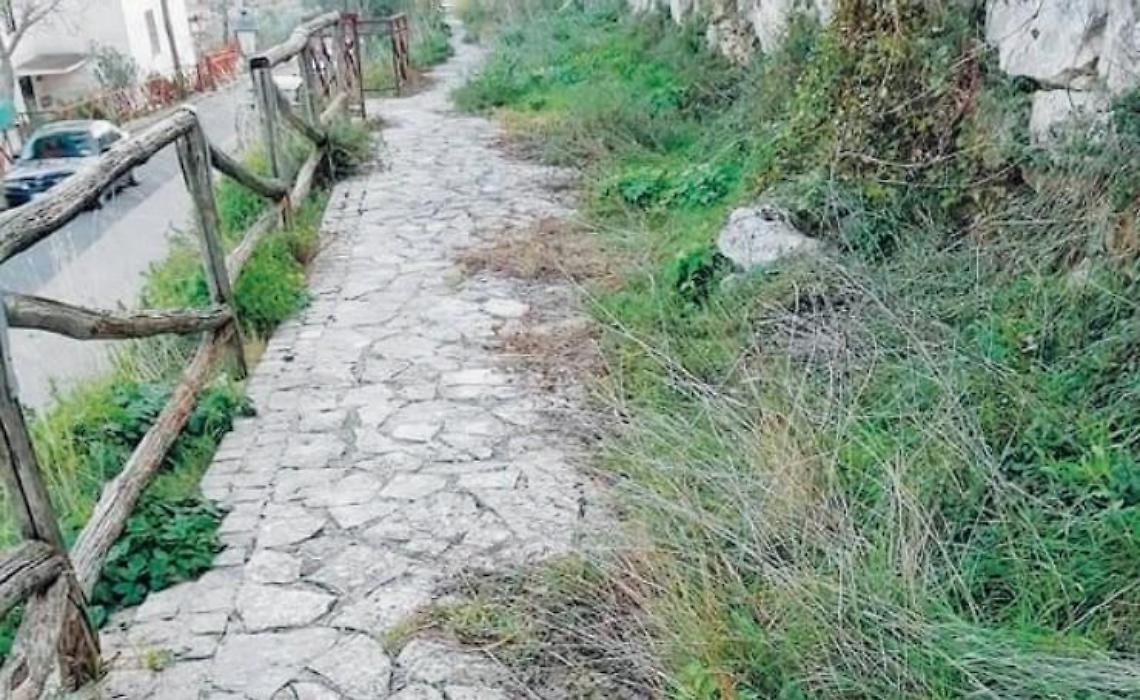 Rocca di San Leucio nel degrado, tra rifiuti e incuria: la polemica