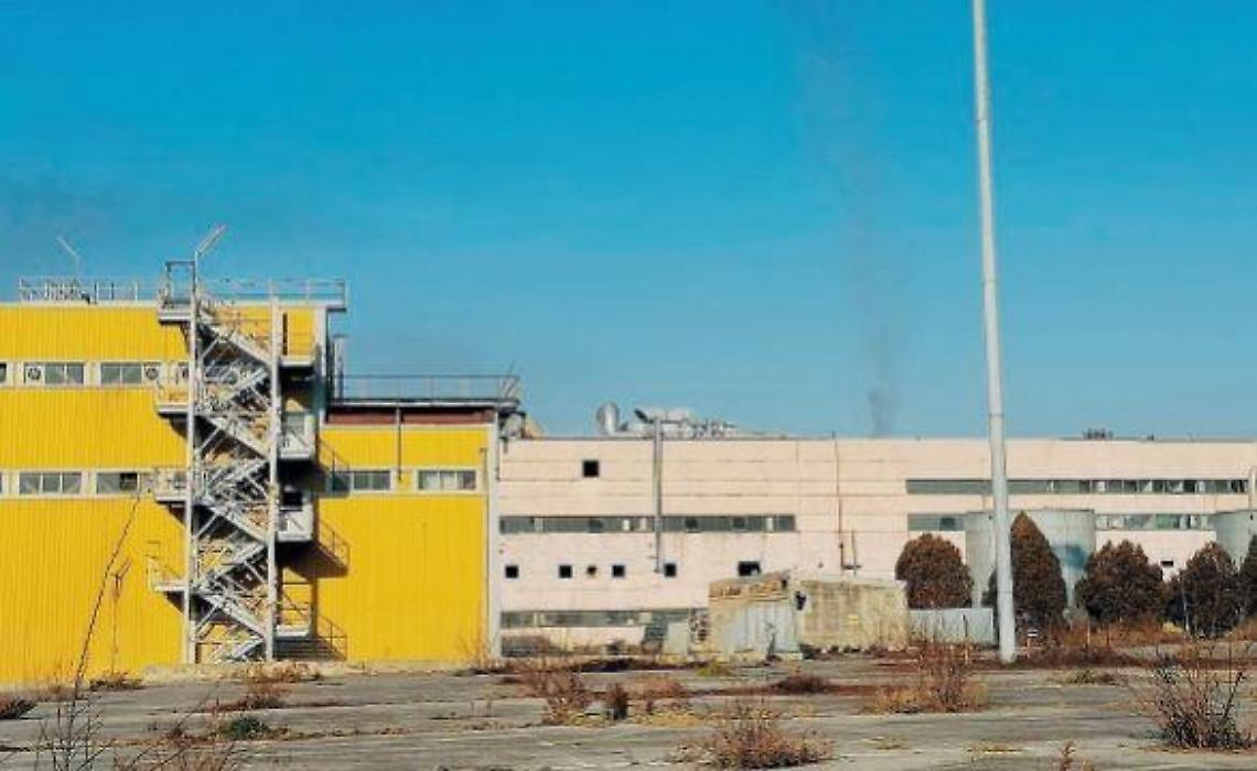 Incendio all'ex Videocolor, il fumo nero fa paura: incubo veleni nell'aria