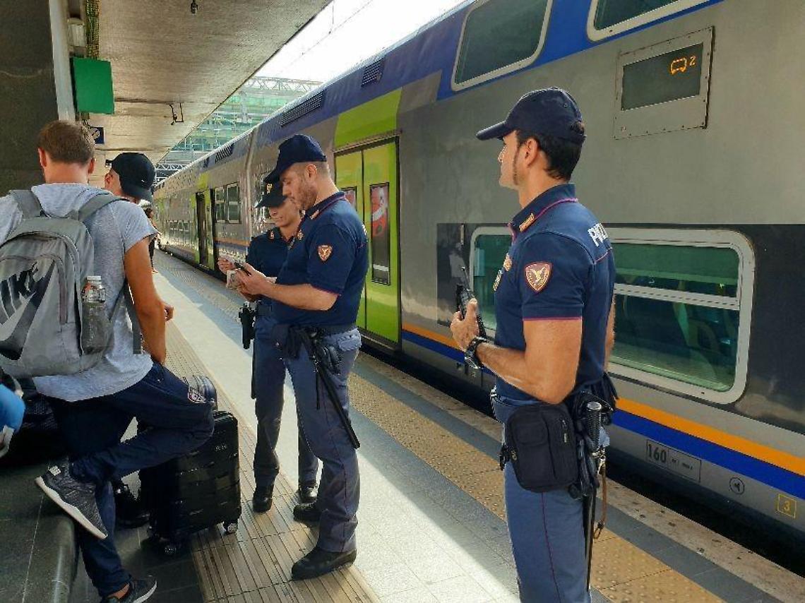 Infastidisce i passeggeri sul treno, poi minaccia gli agenti: indiano denunciato