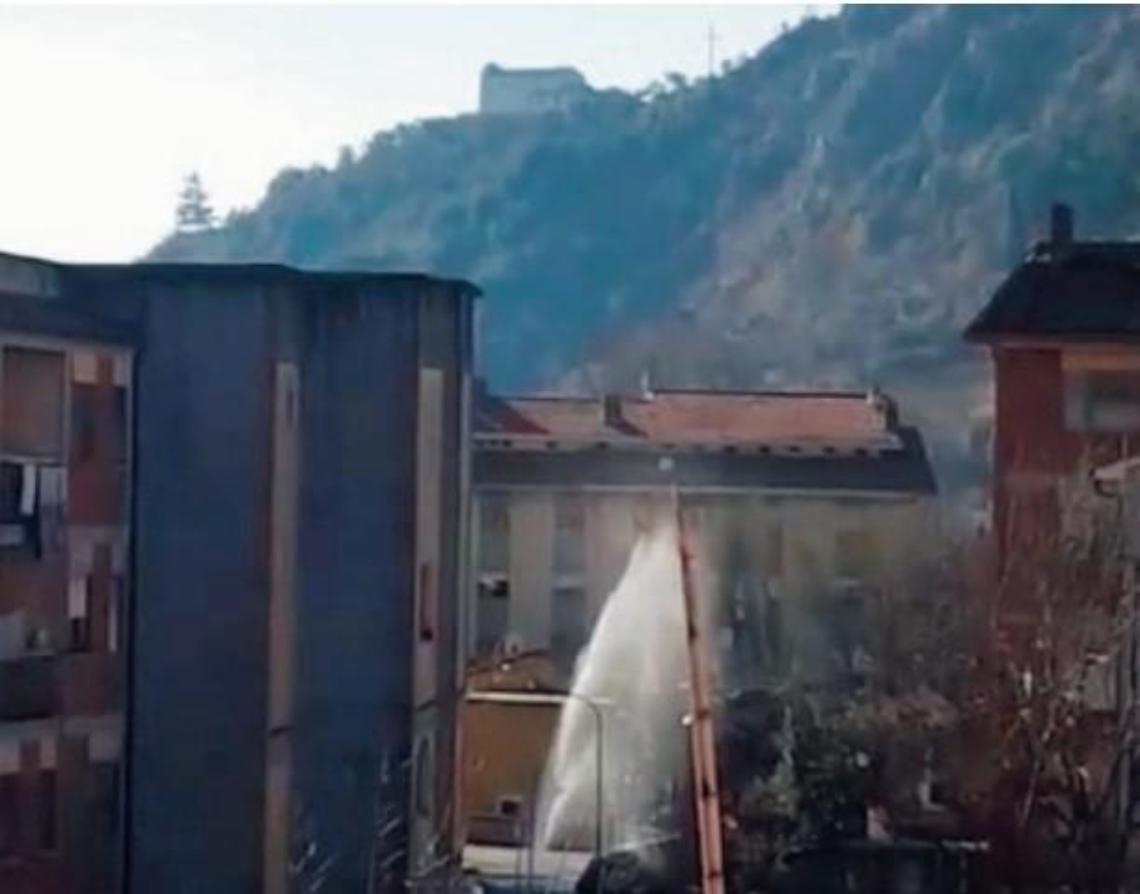 Sora, perdita come un geyser nel quartiere Pontrinio: un guasto scatena i social