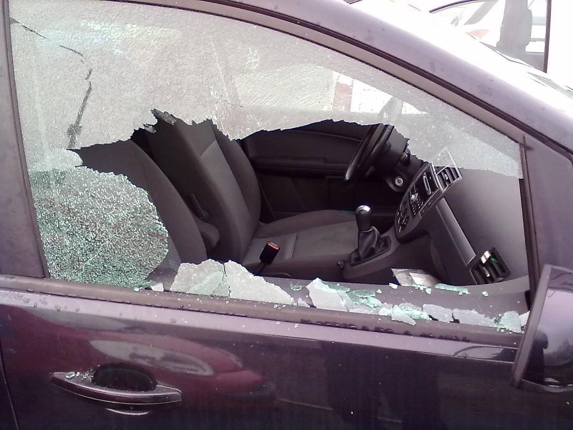 Ladri-vandali in azione: sfondano il finestrino di un'auto per pochi euro