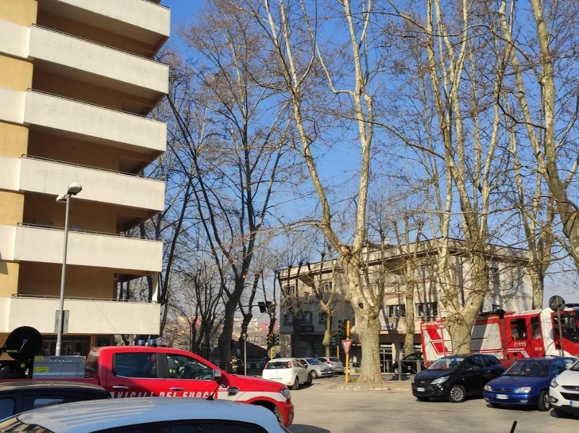 Fiamme e fumo: evacuate una scuola e una banca. Vigili del fuoco al lavoro