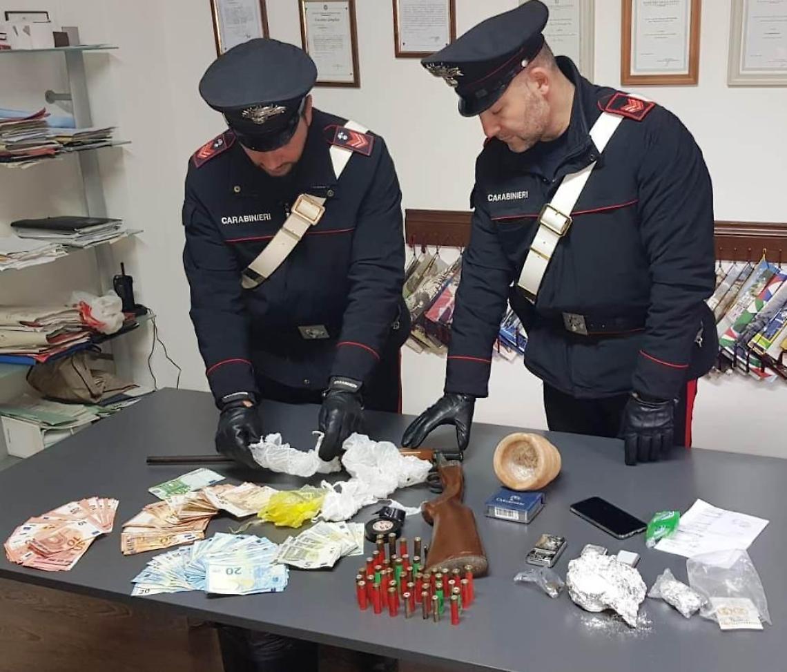 Trovato in possesso di droga e di un'arma rubata: pusher in manette