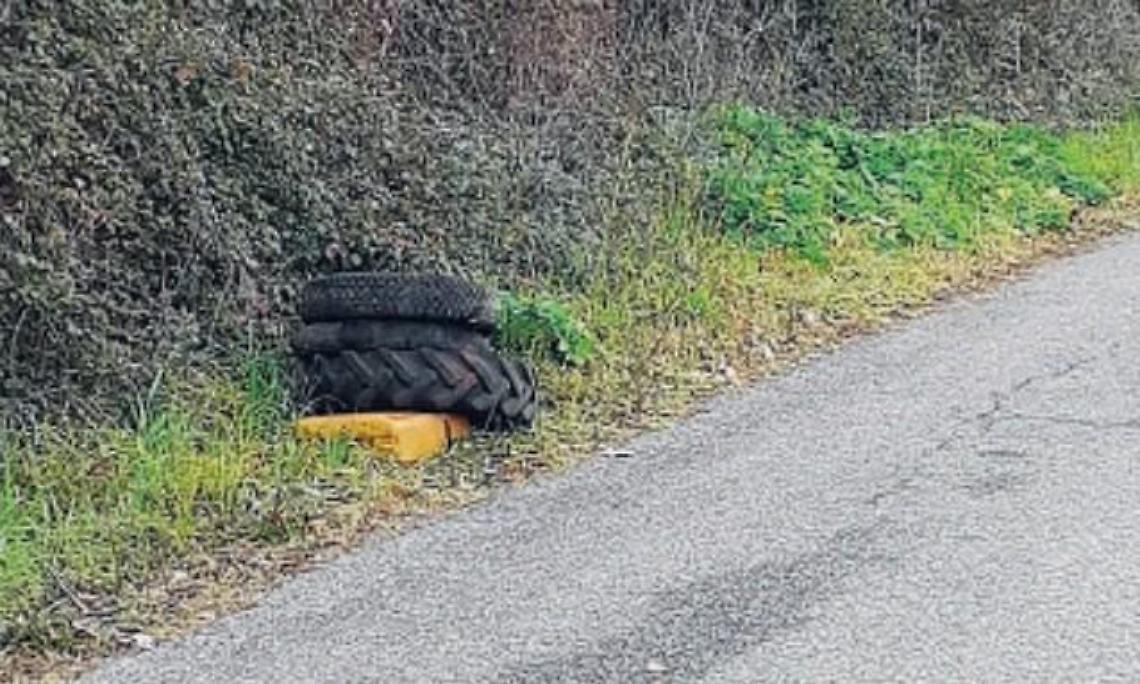 Pneumatici abbandonati in strada, il degrado è servito: polemiche dei cittadini