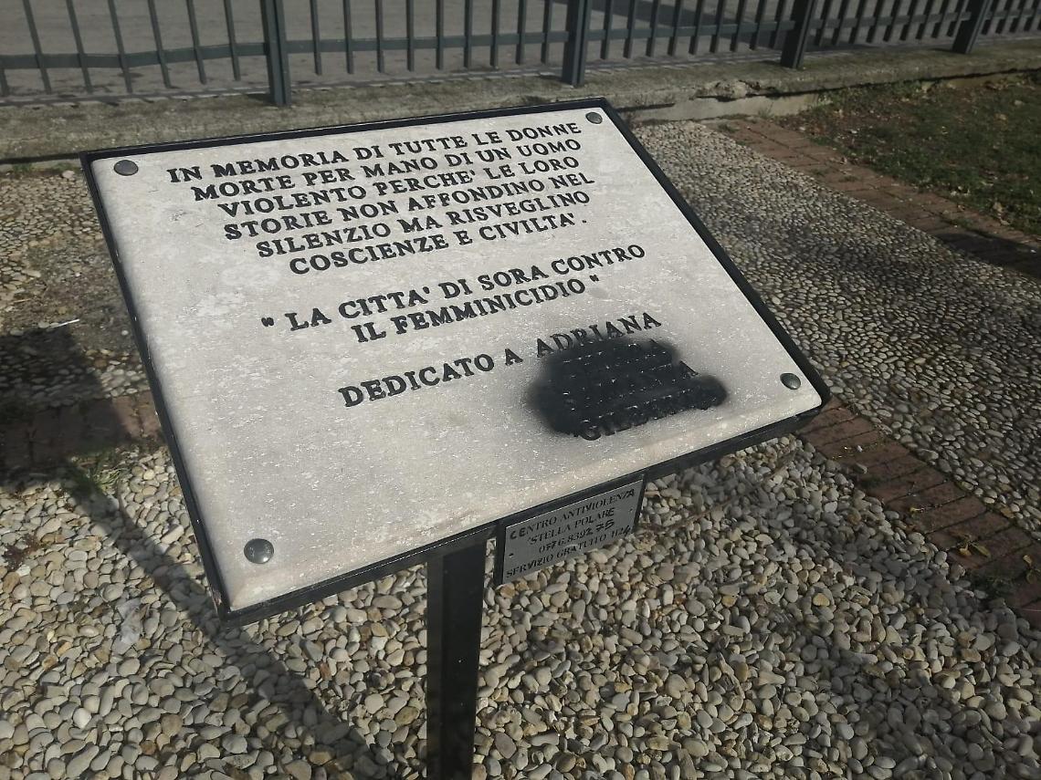 Vandali al parco, oltraggiate le donne assassinate. Sdegno e condanna sui social