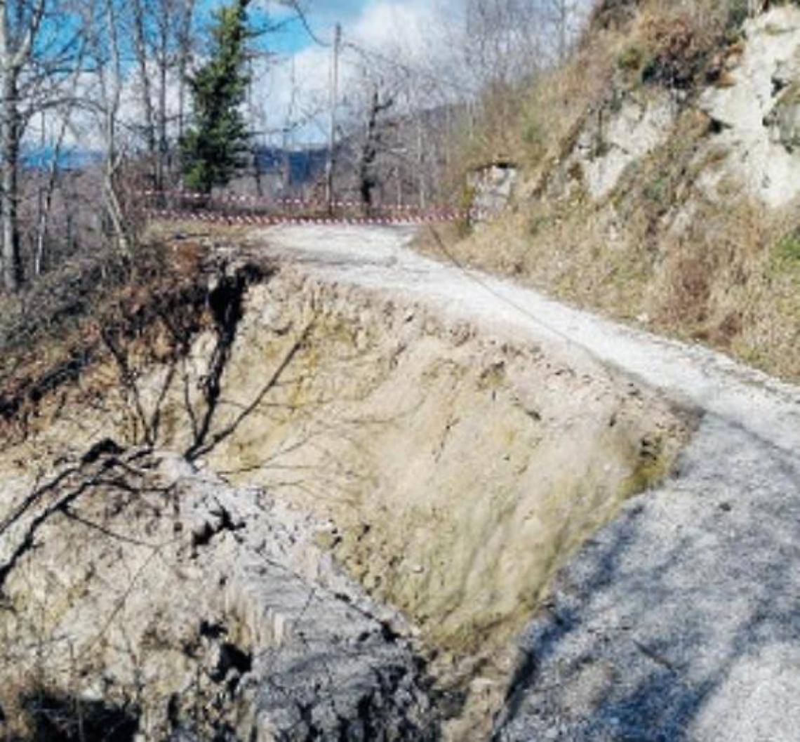 Strada per la centrale isolata dalla frana: dalla Regione ok ai lavori
