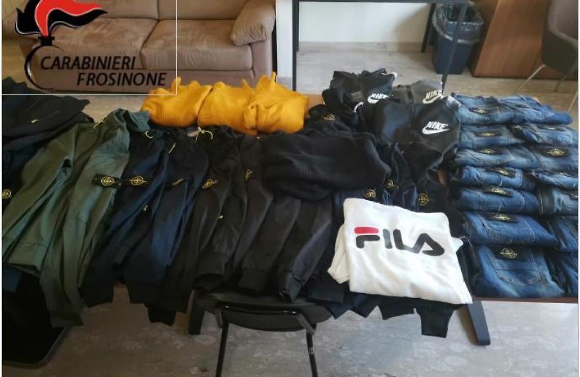 Capi d'abbigliamento con griffe false: due campani scoperti e denunciati