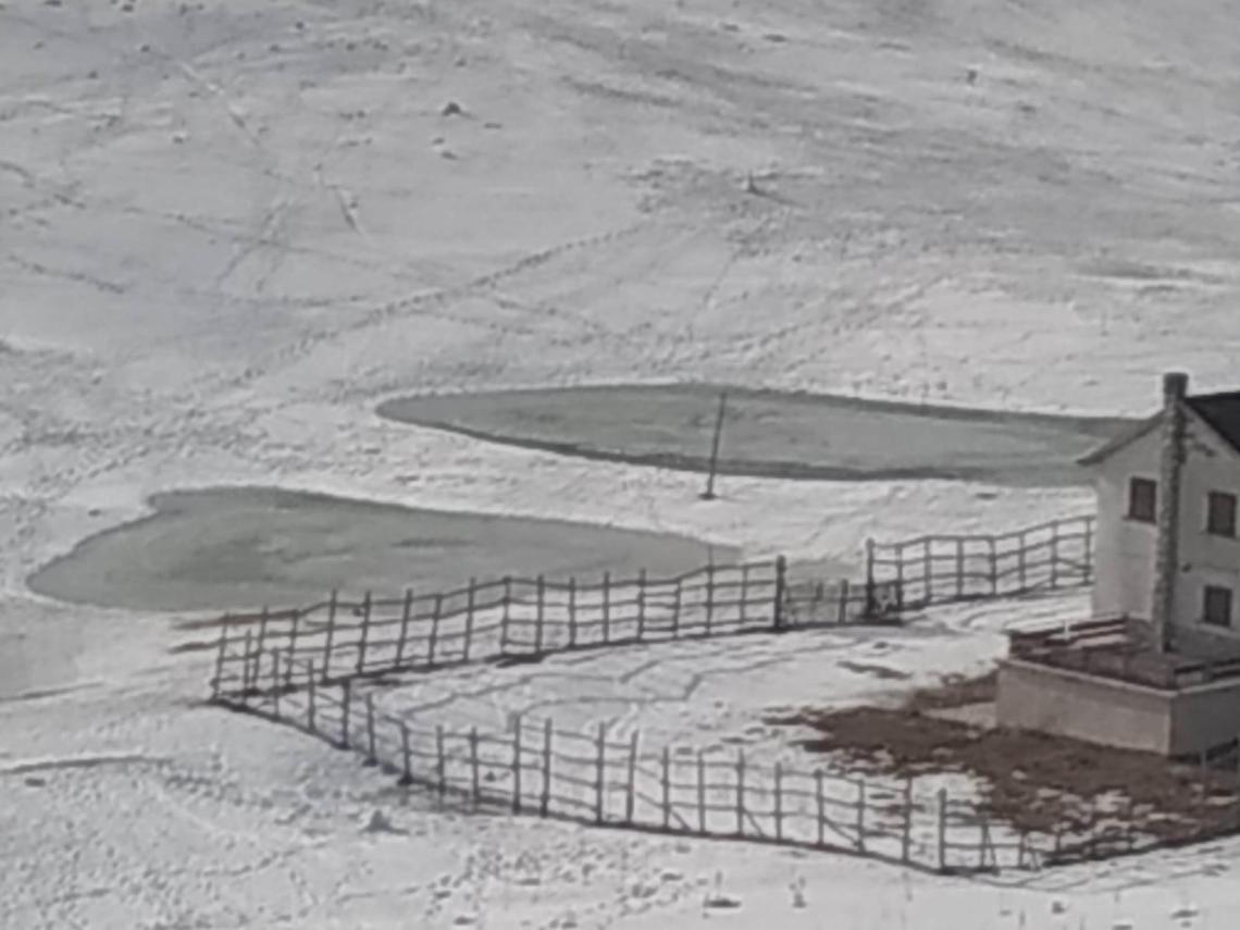 Pazzo inverno: laghetti per sci acquatico al posto delle piste innevate