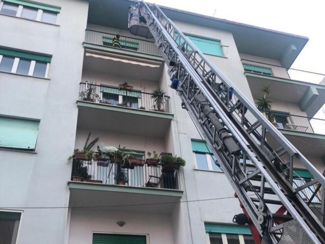 Piovono calcinacci in centro città: paura per i passanti