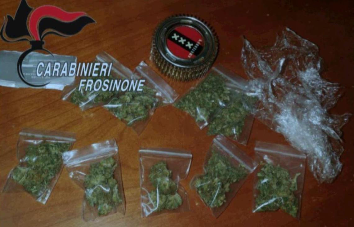 Marijuana nei pantaloni e in casa pronta per lo spaccio: giovane arrestato