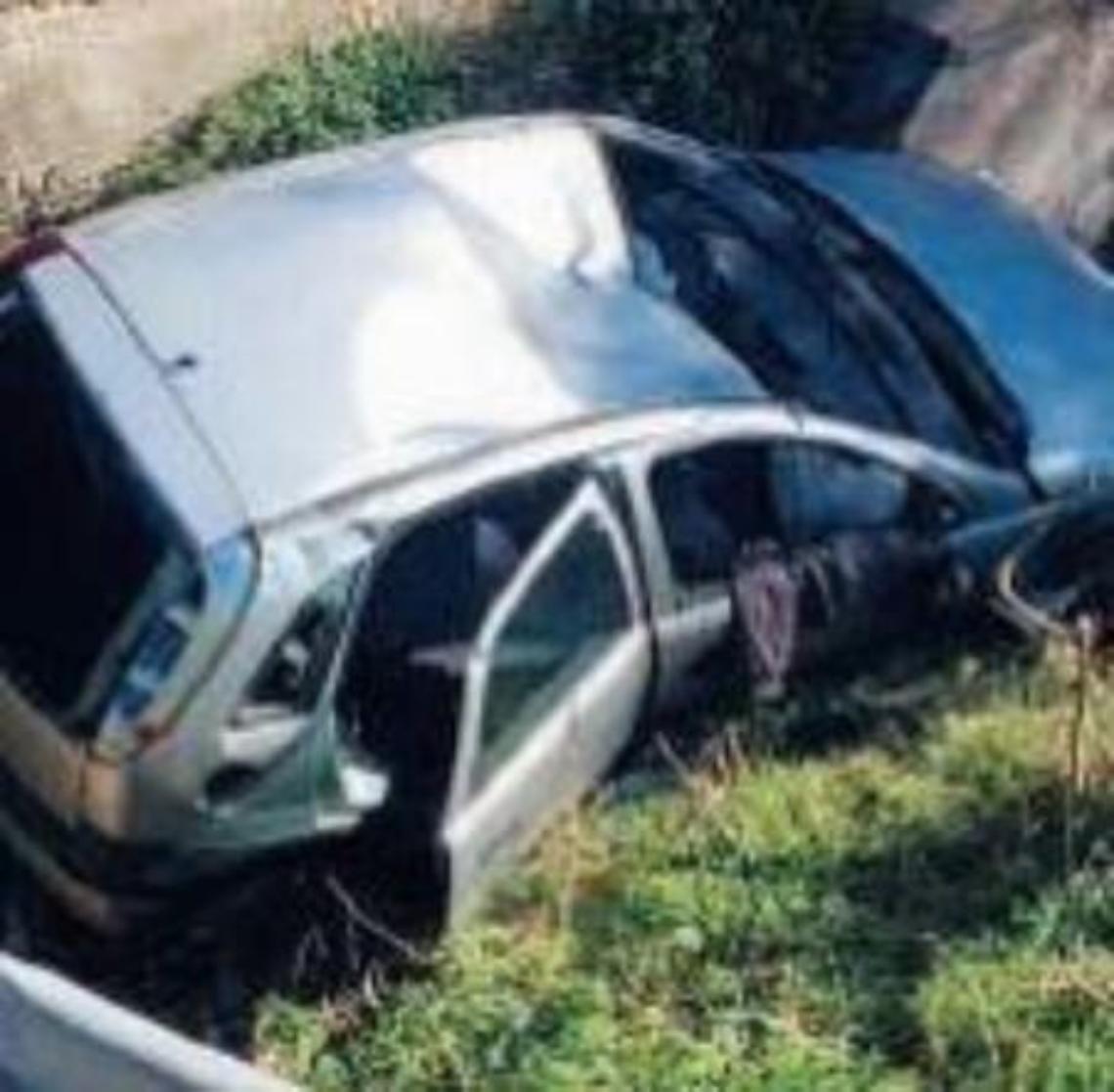 Esce fuori strada e finisce in un fossato: paura per un uomo