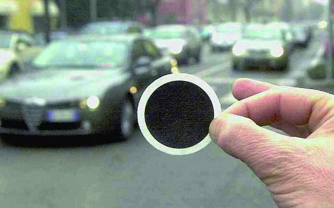 Il forte vento spazza via le polveri sottili. Ora lo stop alle auto in 7 comuni