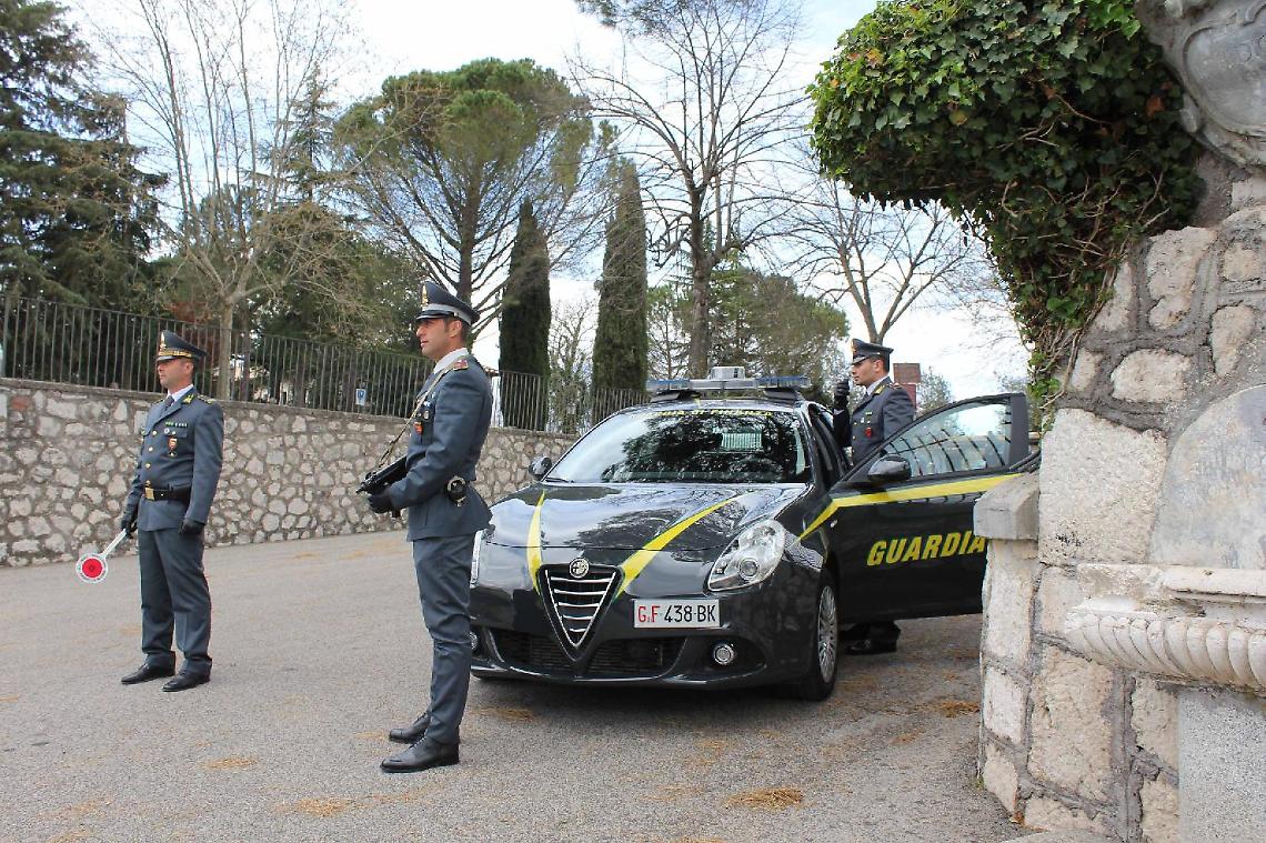 Contrabbando liquidi sigarette elettroniche: sequestrati 75 litri di "svapabile"