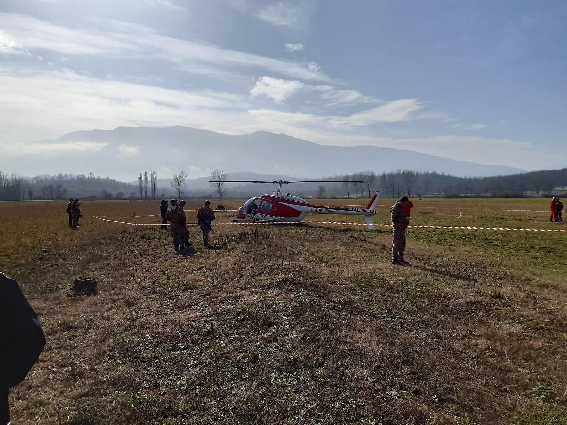 Elicottero dei vigili del fuoco costretto ad atterraggio di emergenza