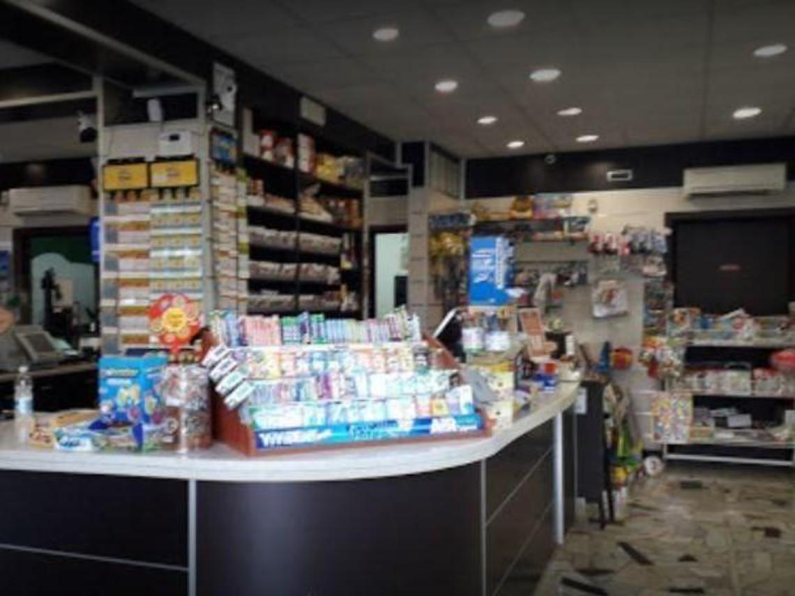 Ladri in azione in tabaccheria: ingente il bottino. Caccia alla banda