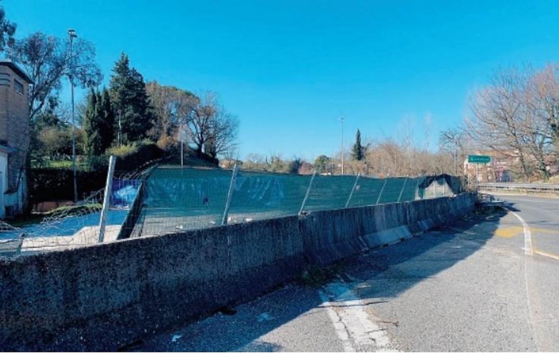 Ex casello dell'A1 nel degrado: la bonifica si fa sempre più urgente