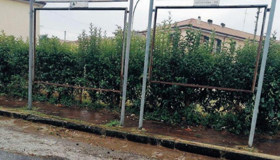 Sora, tabelloni distrutti dal vento: non c'è spazio per i necrologi