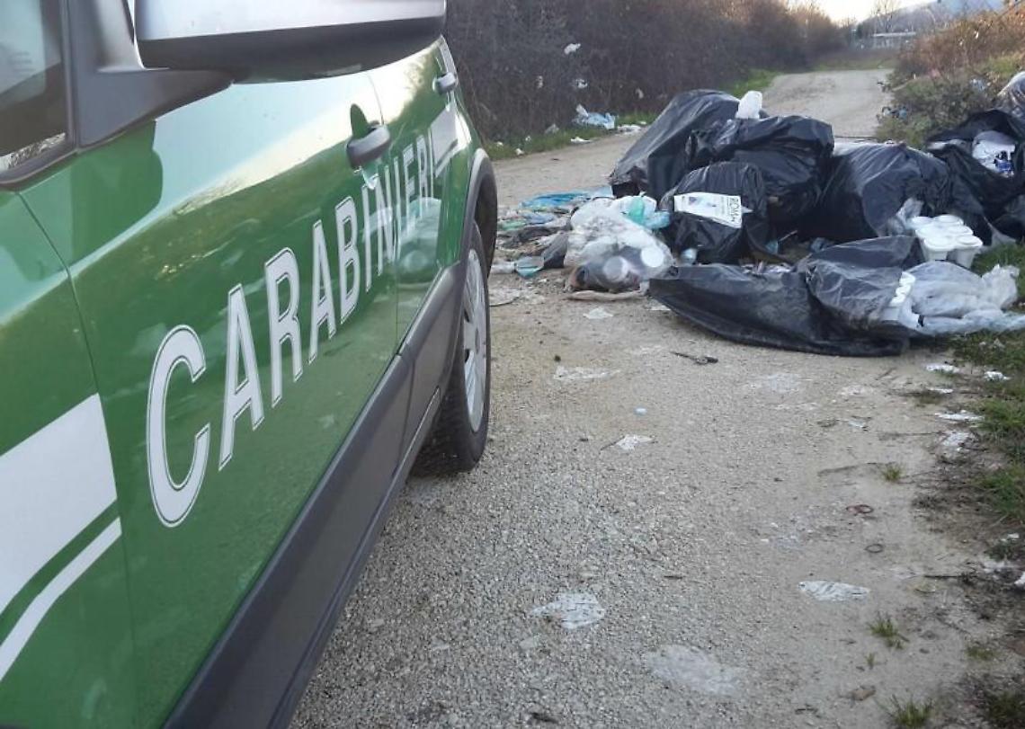 Abbandono selvaggio di rifiuti: scoperti "furbetti" della differenziata