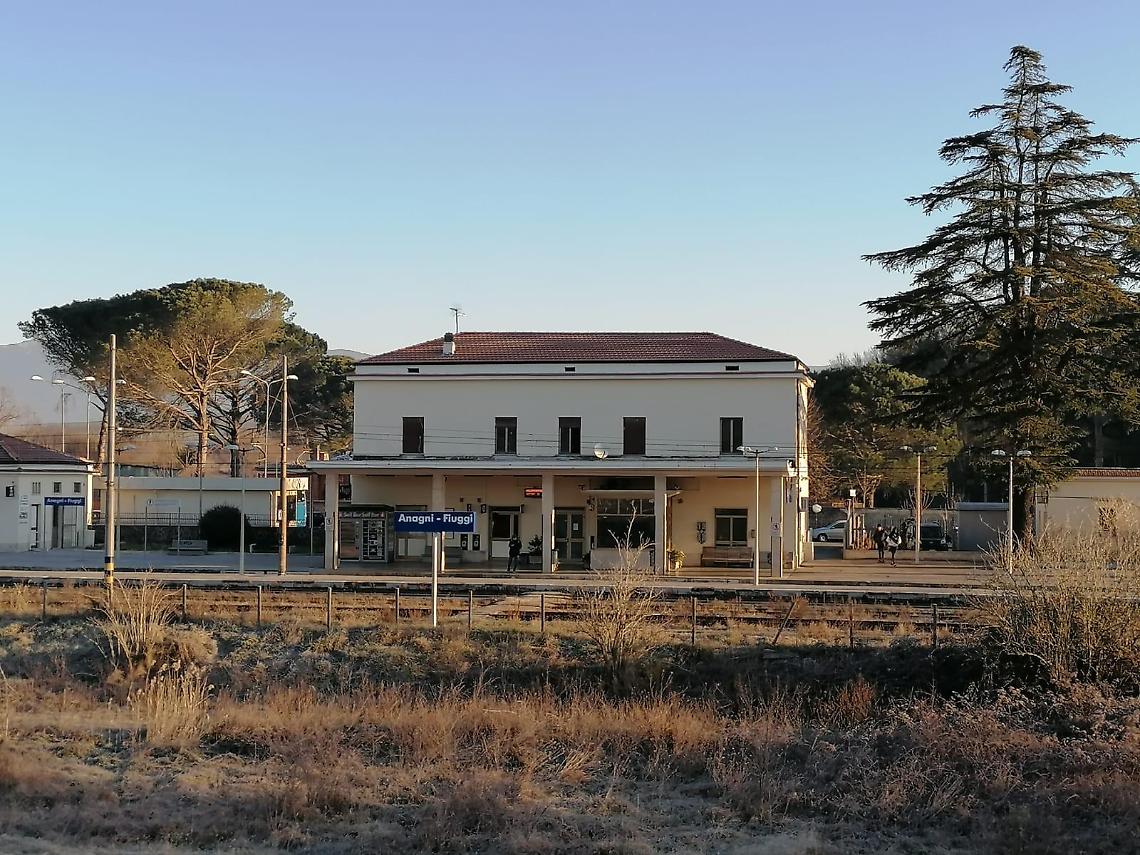 Aggredisce il conducente di un autobus e scappa: caccia a un extracomunitario