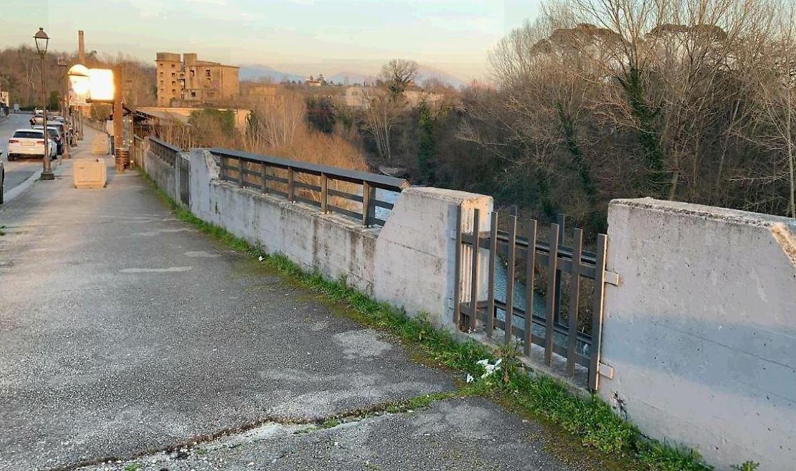 Semina il panico sul bus: lo fanno scendere e tenta di lanciarsi nel vuoto
