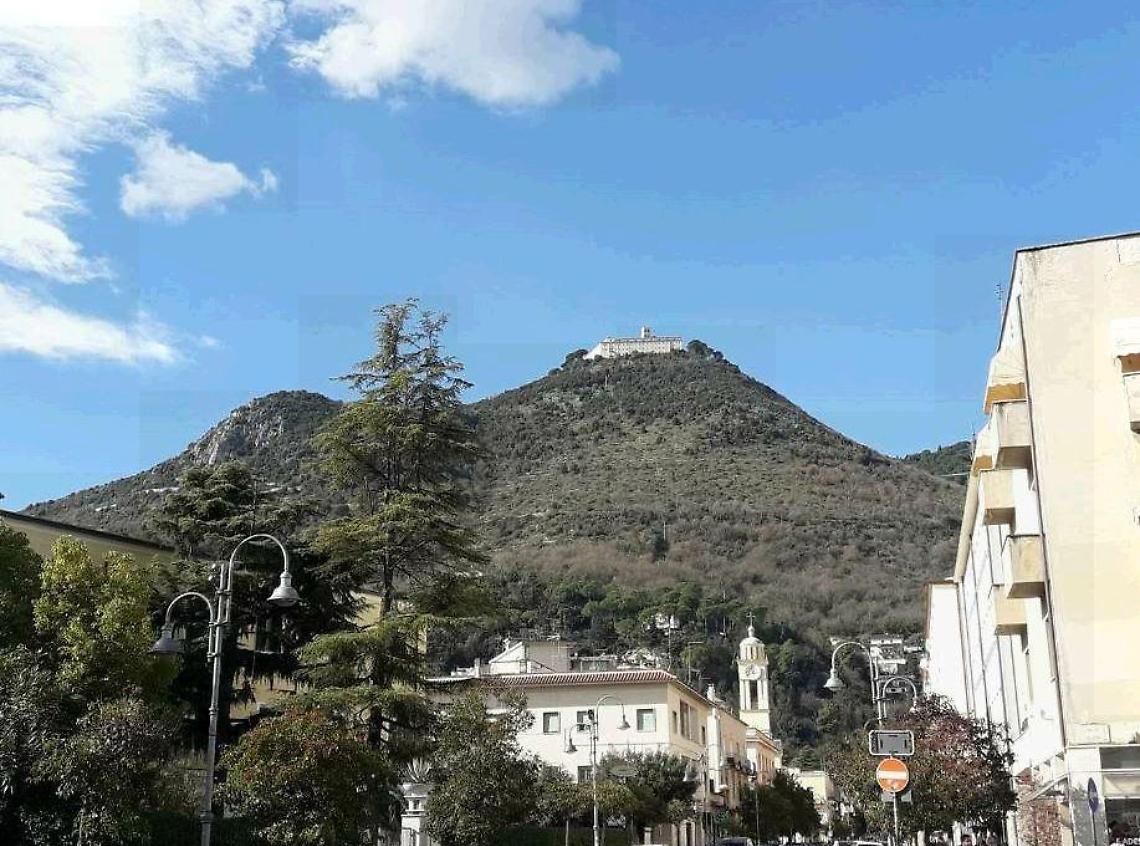 Cassino, commercianti divisi sulla crisi: i lumini "spengono" il settore